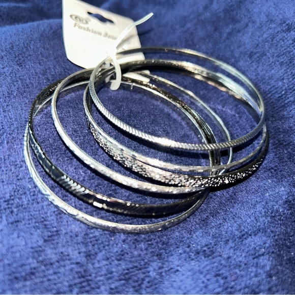Fashion Jewelry Silver Bracelets with Textured Finish and Modern Design - Picture 1 of 3